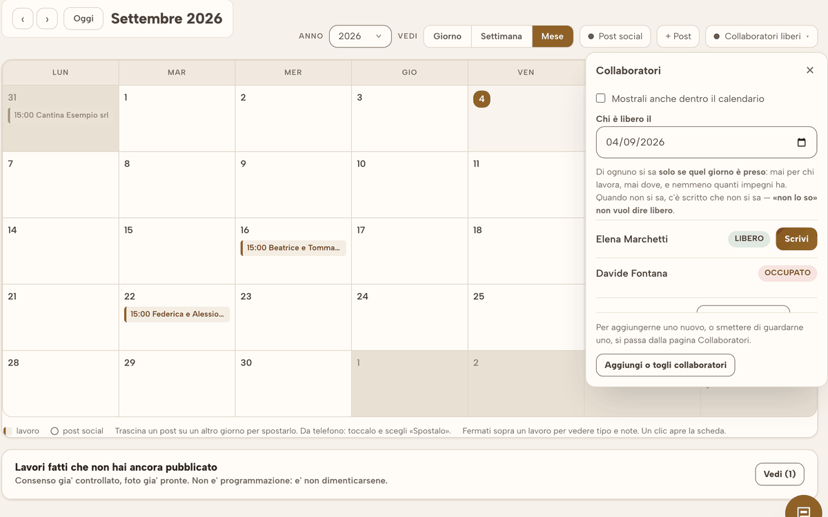 La pagina Calendario di RegiaPro: il mese coi servizi segnati, e la scheda di un lavoro aperta sul nome del collaboratore e sul suo costo.