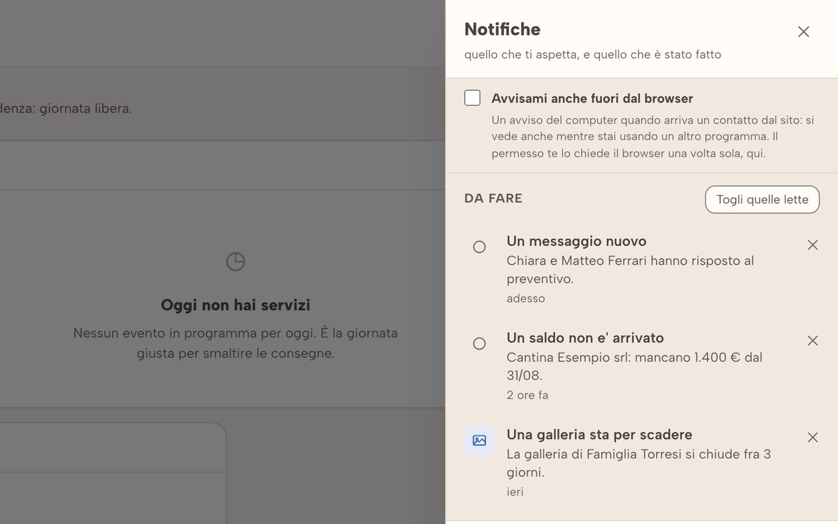 Il pannello delle notifiche aperto sulla campanella, con tre avvisi in elenco e il segno di quello non ancora letto.