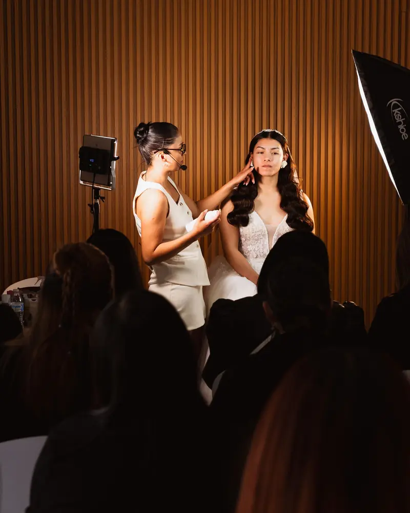Lezione di trucco davanti alla classe, in uno studio