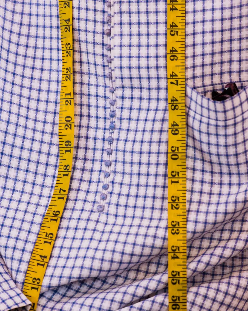 Camicia a quadri con il metro da sarto appoggiato sopra