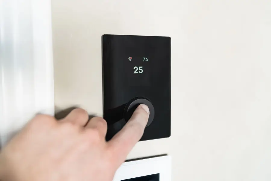 Dito sul termostato digitale di casa