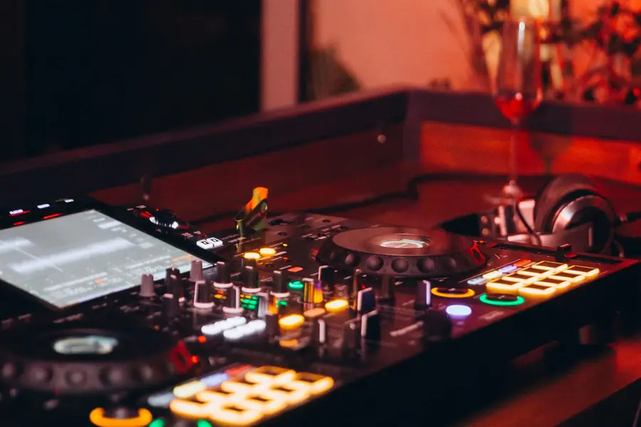 Consolle da dj con le cuffie, pronta per la festa