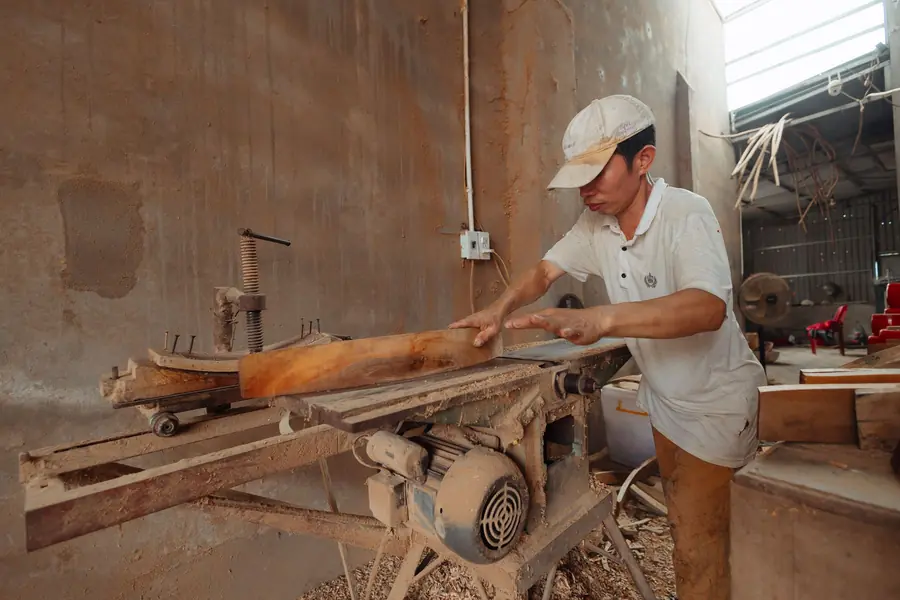 Falegname al lavoro alla pialla nella sua bottega