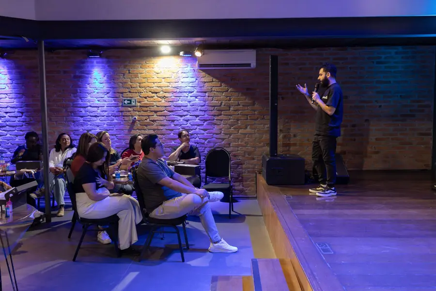 Relatore che parla a una sala piena durante un corso