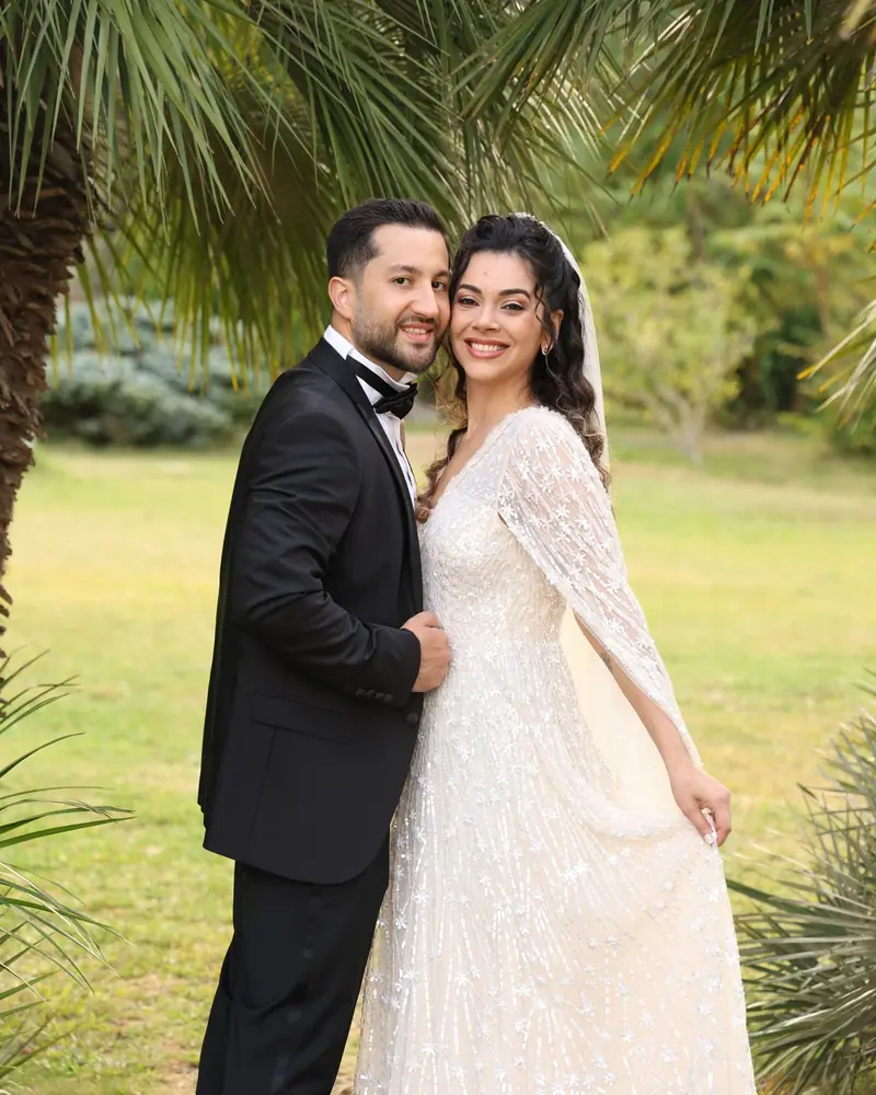 Sposi all'aperto fra le palme, il giorno del matrimonio