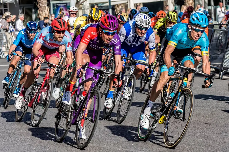 Gara di ciclismo su strada, il gruppo in curva