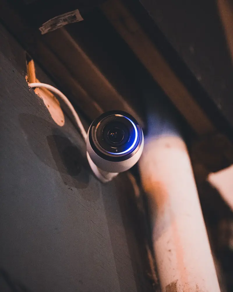 Telecamera di videosorveglianza montata sotto una trave