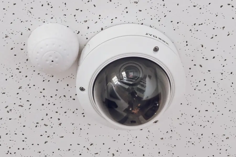 Telecamera a cupola sul soffitto di un ufficio