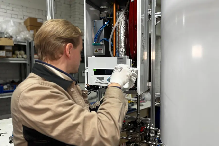 Tecnico al lavoro sulla caldaia murale