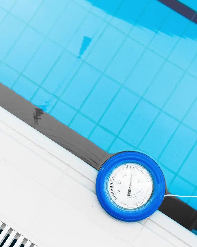 Termometro galleggiante nell'acqua limpida di una piscina