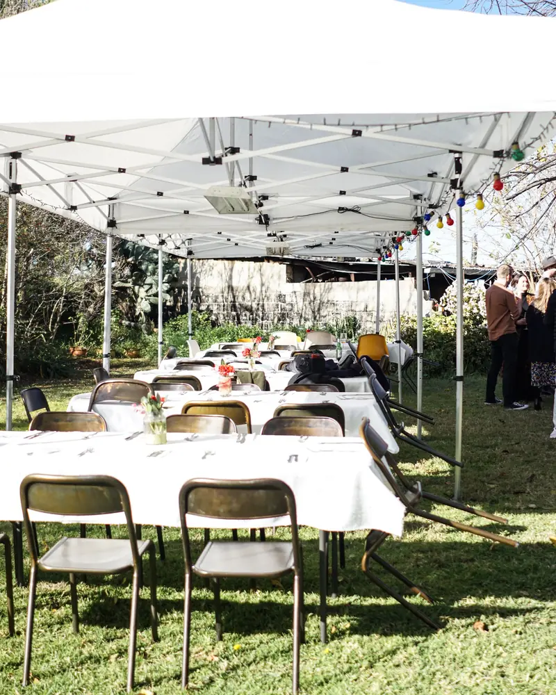 Gazebo bianco con tavoli e sedie montati su un prato