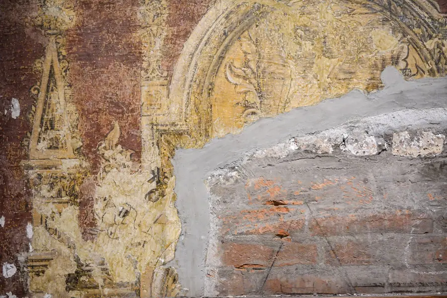 Affresco antico in parte restaurato