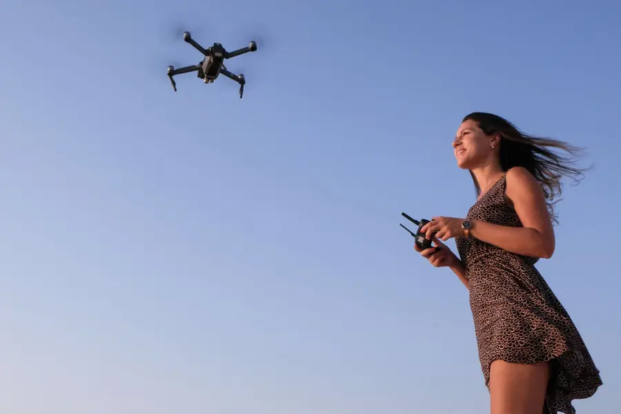 Allieva che pilota un drone sotto il cielo azzurro