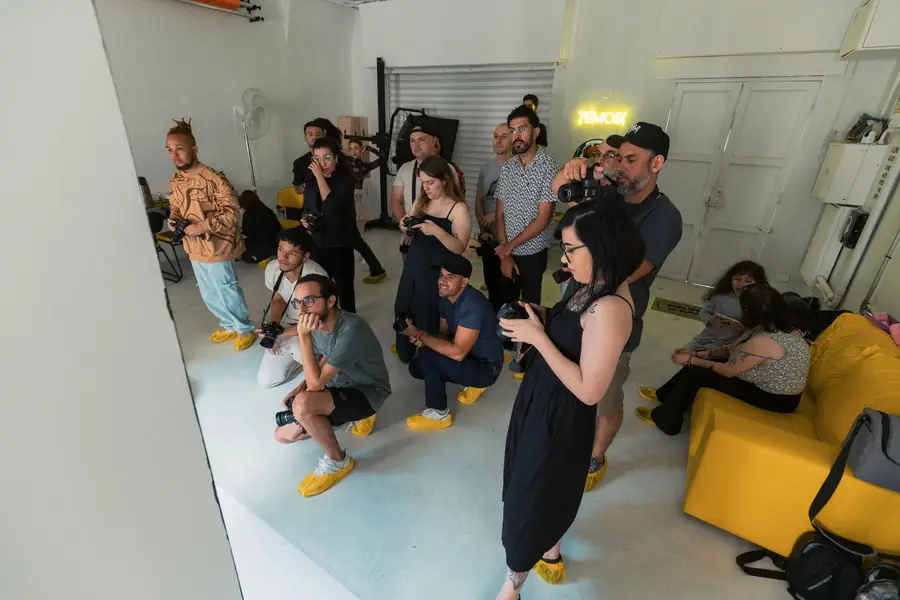 Allievi di un workshop di fotografia che scattano insieme in studio