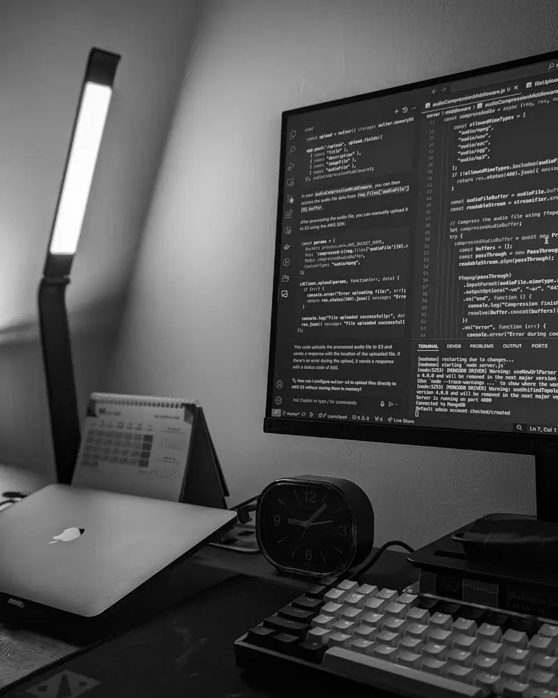 Scrivania di chi sviluppa siti, con il monitor pieno di codice