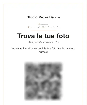 Il cartello «Trova le tue foto» preparato da RegiaPro, con il nome dello studio e il QR code della galleria